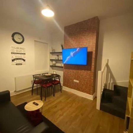 Spacious Four Bedroom Home 3 Bathrooms - 考文垂 外观 照片